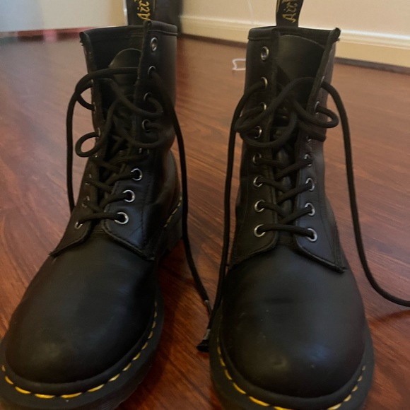 Doc martens non platform high boot1460 matte no scratches or holes just a crease - Picture 2 of 5